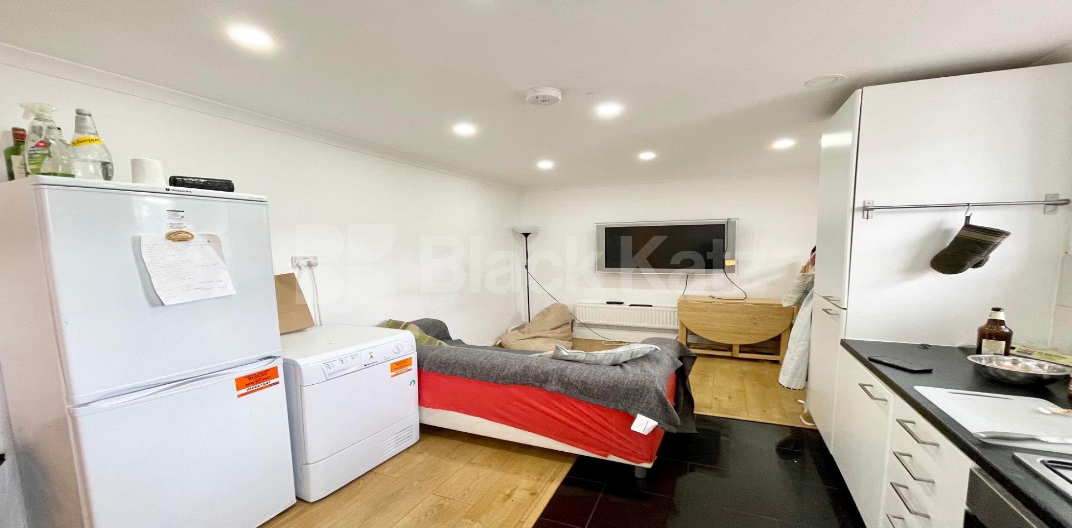 			LET , 4 Bedroom, 1 bath, 1 reception Apartment			 Long Lane, Borough / London Bridge